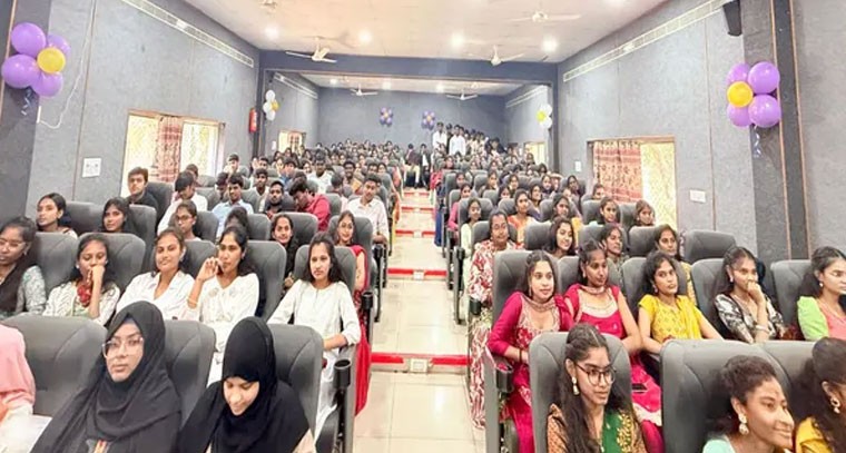 నర్సాపూర్ వైపర్ కళాశాలలో ఫ్రెషర్స్ డే వేడుకలు