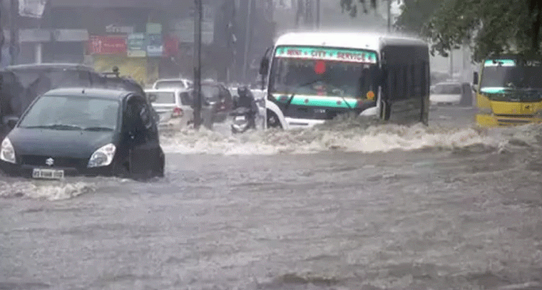 నగరంలో వాన బీభత్సం: రోడ్లు జలమయం, ట్రాఫిక్ అస్తవ్యస్తం
