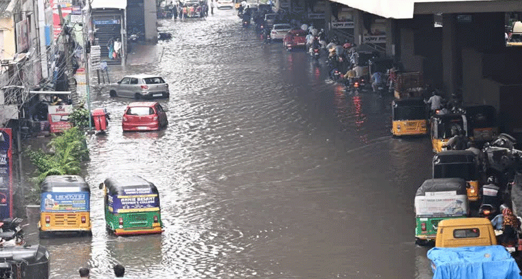 హైదరాబాద్‌ వర్షాల్లో తడిసి మోపెడు.. పలు ప్రాంతాల్లో భారీ వర్షం