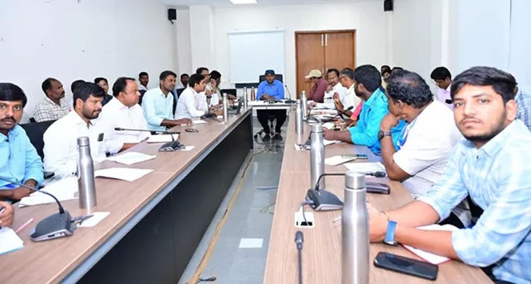 ఆధార్ యొక్క ప్రాముఖ్యతను వివరించిన కలెక్టర్