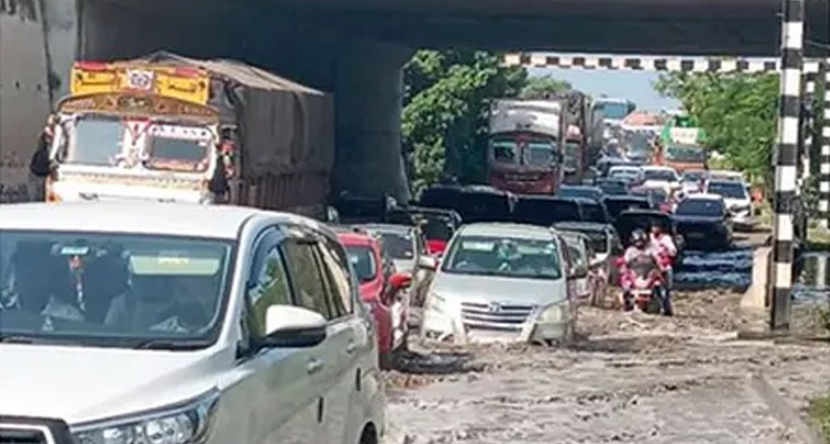 హైవేపై జలదిగ్బంధం.. చిట్యాల వద్ద 5 కి.మీ. మేర నిలిచిన వాహనాలు, ప్రయాణికులకు తీవ్ర ఇక్కట్లు

