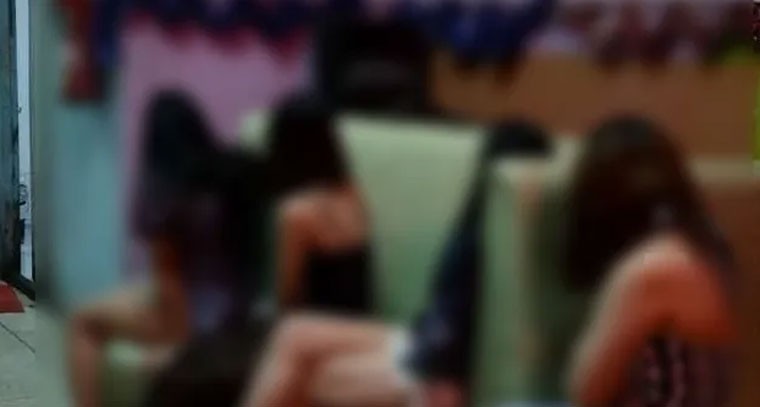 వ్యభిచారం చేస్తూ పట్టుబడ్డ నలుగురు అమ్మాయిలు