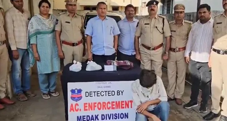 లక్షల విలువైన హషిష్ ఆయిల్ స్వాధీనం.. కందిలో ఎక్సైజ్ అధికారుల మెరుపుదాడి!

