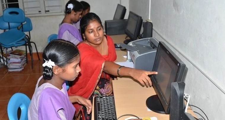 టెక్నాలజీ వైపు తెలంగాణ విద్యార్థులు.. 2,837 కంప్యూటర్ టీచర్ల నియామకానికి గ్రీన్ సిగ్నల్

