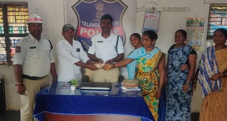 నిజాయితీకి నిలువెత్తు నిదర్శనం.. దారిలో దొరికిన రూ. 10 వేలు అప్పగించిన గద్వాల మహిళలు

