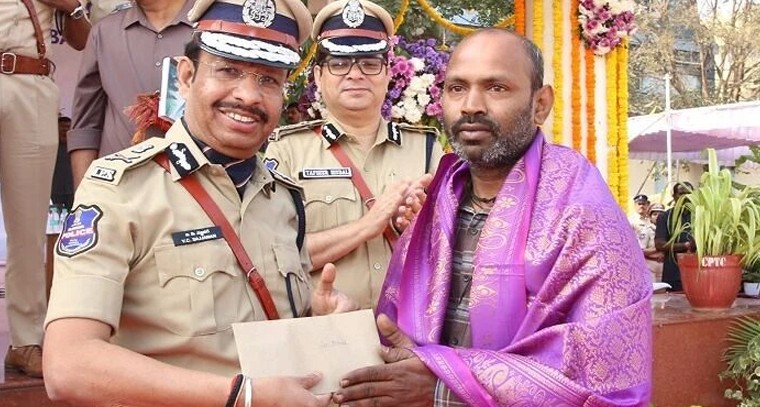 ప్రాణాలకు తెగించి ప్రాణదాతలుగా నిలిచిన సామాన్యులు: నాంపల్లి అగ్నిప్రమాద వీరులకు ఘన సన్మానం

