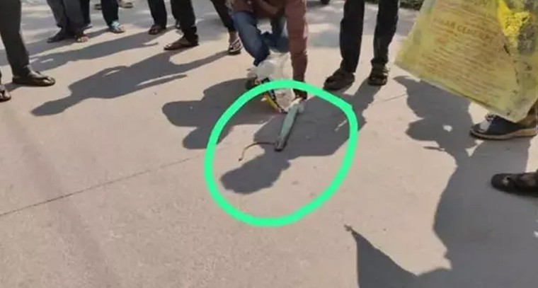 స్కూటీలో సర్ప ఆశ్చర్యం.. హుజురాబాద్ హనుమాన్ ఆలయం వద్ద భయానక ఘటన!

