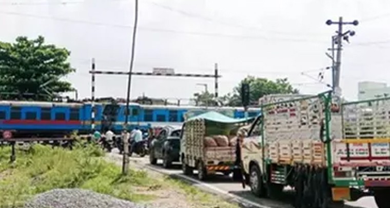 రైల్వే గేటు కష్టాలు.. కారేపల్లి-ఇల్లందు మార్గంలో గంటల కొద్దీ నిరీక్షణ..

