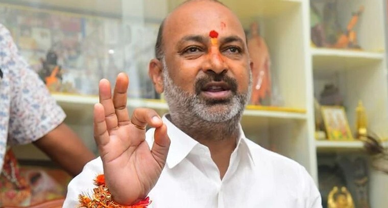 విద్యా వ్యవస్థకు బ్రేక్.. 2,500 సంస్థల మూత, ఫీజు బకాయిలపై కేంద్రమంత్రి బండి సంజయ్ తీవ్ర విమర్శలు!

