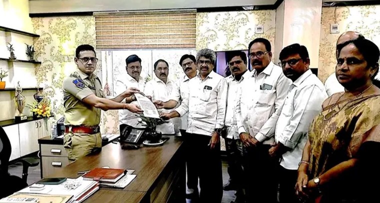 రామారావు హత్య.. నిందితులను వెంటనే పట్టుకోండి.. అఖిలపక్ష నేతల డిమాండ్
