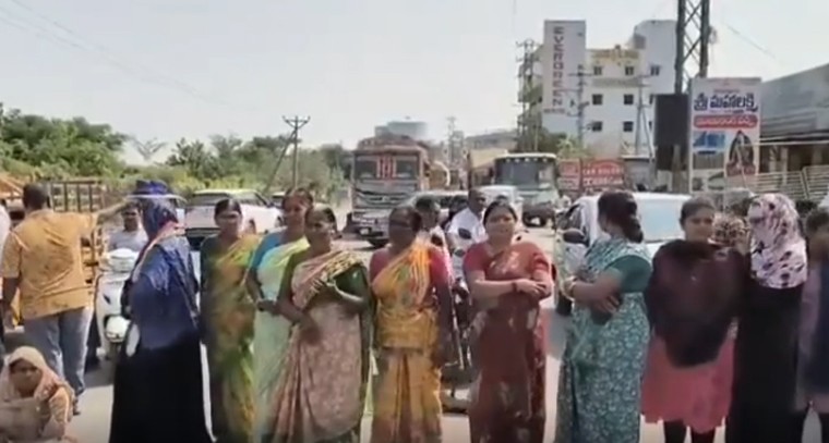 ఖమ్మం బైపాస్‌లో ఉద్రిక్త రాస్తారోకో.. సెల్ టవర్‌పై మహిళల ఆగ్రహం

