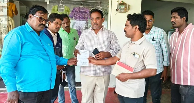 ఖమ్మం హోటల్‌పై కేఎంసీ గట్టి చర్యలు.. రూ. 5 వేల జరిమానాతో ప్లాస్టిక్ స్వాధీనం

