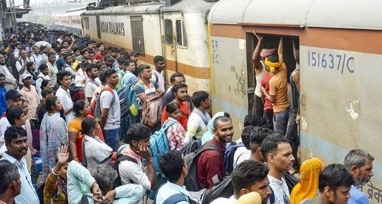 ఓటు వేయడానికి వెళ్లాలంటే కష్టాలు.. రైల్వే ప్రత్యేక సర్వీసులు ప్రకటనకే పరిమితం!

