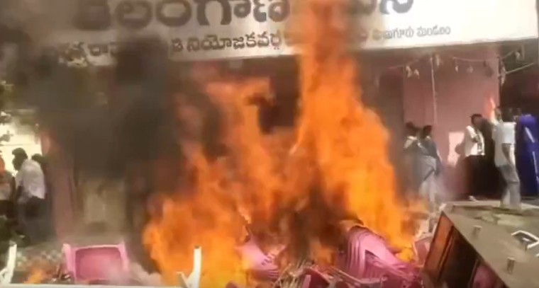 మణుగూరులో ఉద్రిక్తత.. పాత కార్యాలయం కోసం బీఆర్‌ఎస్‌పై కాంగ్రెస్ దాడి!

