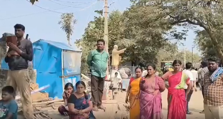 ఖమ్మం పత్తి మార్కెట్ ఏరియాలో ఉద్రిక్తత.. ముందస్తు నోటీసులు లేకుండానే ఇళ్ల కూల్చివేత

