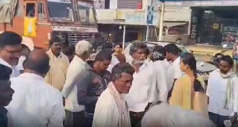 యూరియా కోసం అన్నదాతల పోరు.. తల్లాడలో రాస్తారోకోతో స్తంభించిన ట్రాఫిక్

