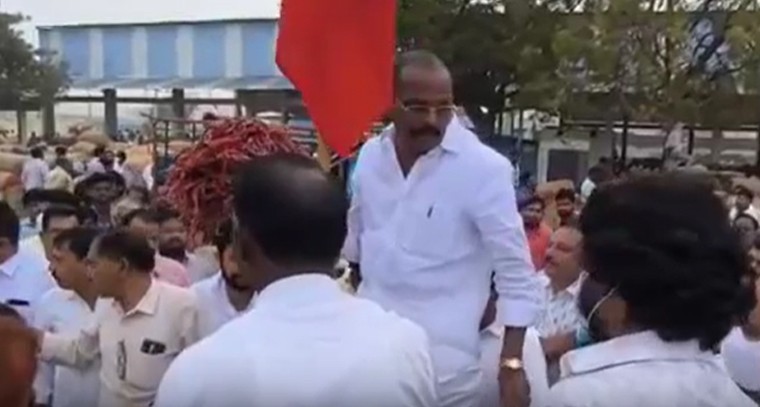 ఖమ్మం మార్కెట్‌లో మిర్చి జోరు: భారీగా పెరిగిన ధరలు, స్థిరంగా పత్తి మార్కెట్

