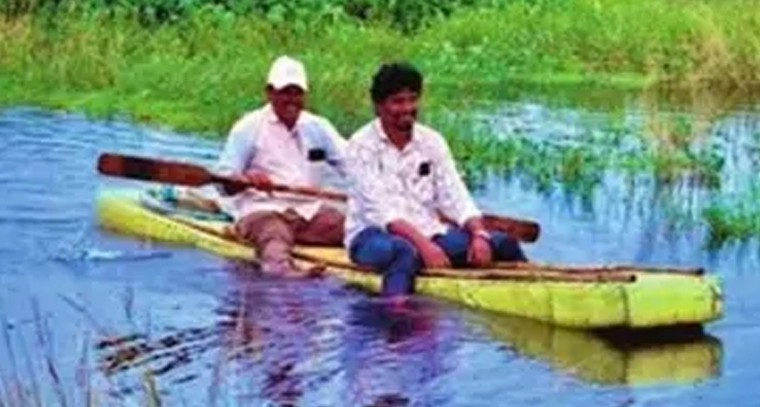 నష్ట పరిహారం కోసం.. పడవలో సాహసం! తుఫాను బాధిత రైతులకు న్యాయం చేసేందుకు ఏఈవో సాయిరాం అసాధారణ కృషి

