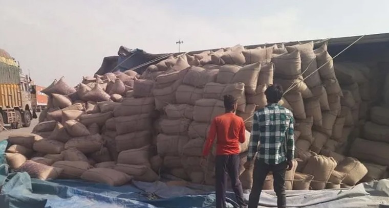 ఇందల్వాయి టోల్ గేట్ వద్ద ధాన్యం లోడ్ లారీ బోల్తా.. రోడ్డుపై చెల్లాచెదురుగా పంట!

