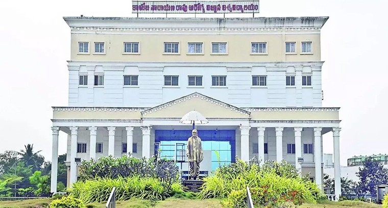 కాళోజీ హెల్త్ యూనివర్సిటీకి కొత్త ఇంచార్జ్ వీసీ.. డా. రమేష్ రెడ్డి నియామకం

