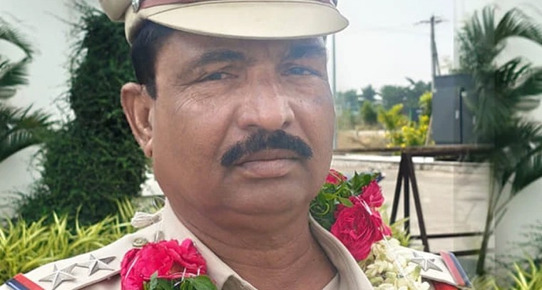 ఖాకీ వదిలి ఖద్దరులోకి.. రాజీనామా చేసి మరీ పోటీ చేసిన ఎస్సైకి గ్రామస్తులు భారీ షాక్!

