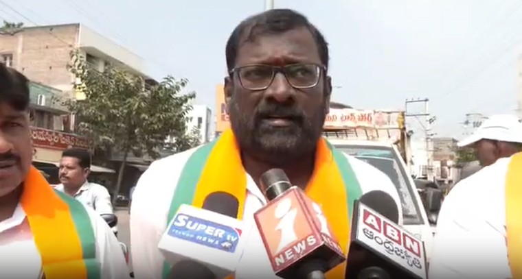 నివాస ప్రాంతంలో మద్యం షాపు వద్దు: ఖమ్మం సంభాని నగర్ వాసుల ఆందోళన

