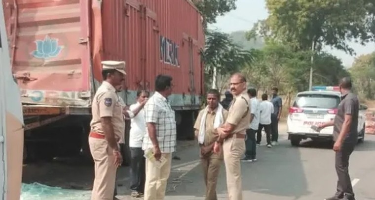 ఖమ్మం జిల్లాలో ఘోర రోడ్డు ప్రమాదం.. ఆగి ఉన్న లారీని ఢీకొట్టిన ఆర్టీసీ బస్సు, ఒకరు మృతి

