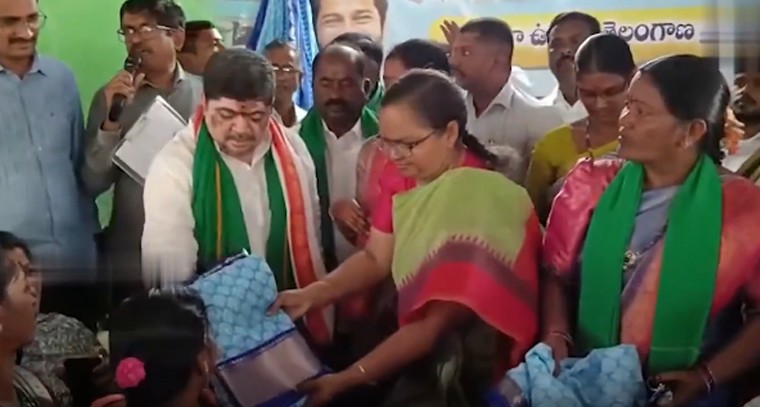 ఇందిరమ్మ చీరలతో ఆడబిడ్డలకు ఆత్మవిశ్వాసం నింపిన మంత్రి పొన్నం ప్రభాకర్!

