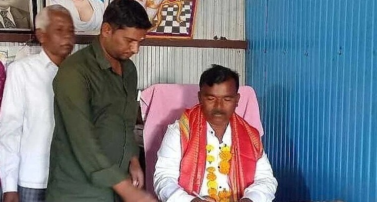 ప్రజాస్వామ్య అద్భుతం.. చీపురు పట్టిన చేతికే సర్పంచ్ పగ్గాలు - మిరేకర్ మాధవ్ స్ఫూర్తిదాయక ప్రస్థానం

