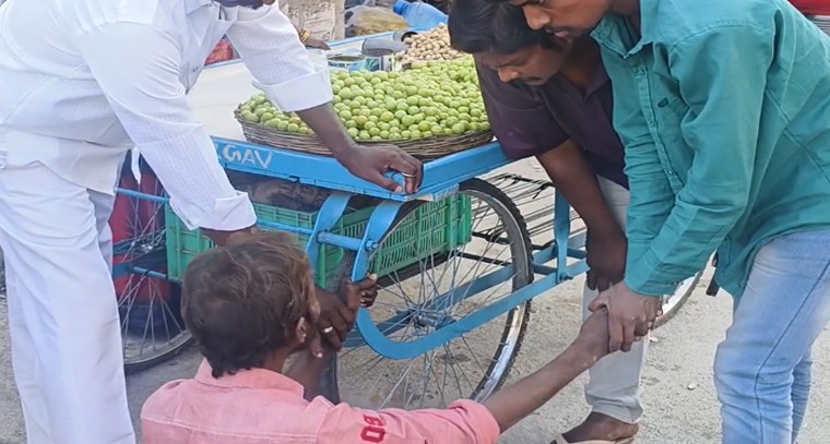 మానవత్వం ఆరు చేతులు.. గాంధీ చౌక్‌లో ఫిట్స్ వచ్చి పడిపోయిన కూలీని కాపాడిన ముగ్గురు యువకులు!

