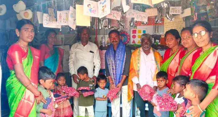 సిర్గాపూర్ అంగన్‌వాడీలో సందడి: చిన్నారులకు యూనిఫాంల పంపిణీ

