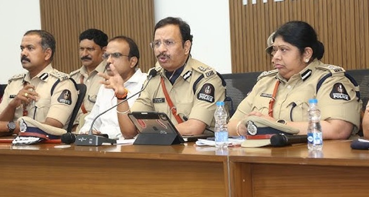 సజ్జనార్ సెలబ్రిటీ షోరూమ్ కాదు... పోలీస్ ప్రెస్‌మీట్!

