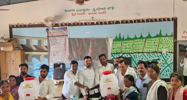 రైతు సంక్షేమమే ప్రభుత్వ ధ్యేయం.. రాయికోడ్‌లో సబ్సిడీపై వ్యవసాయ పనిముట్ల పంపిణీ

