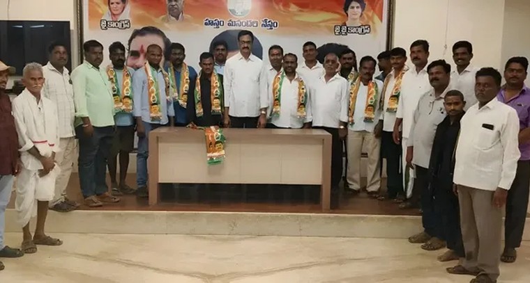 ఖమ్మంలో బీఆర్ఎస్‌కు భారీ షాక్.. ఒకేసారి 10 కుటుంబాలు కాంగ్రెస్‌లో చేరిక!

