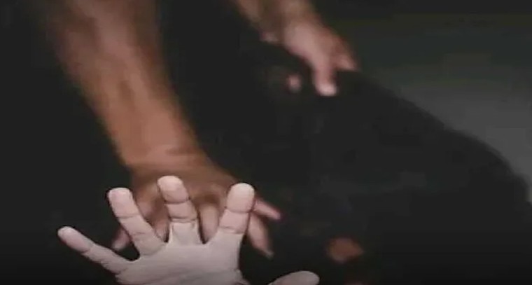 మధిరలో భయానకం... ఇంటి దగ్గరే వివాహితపై అత్యాచార యత్నం.. గోపి పరార్!

