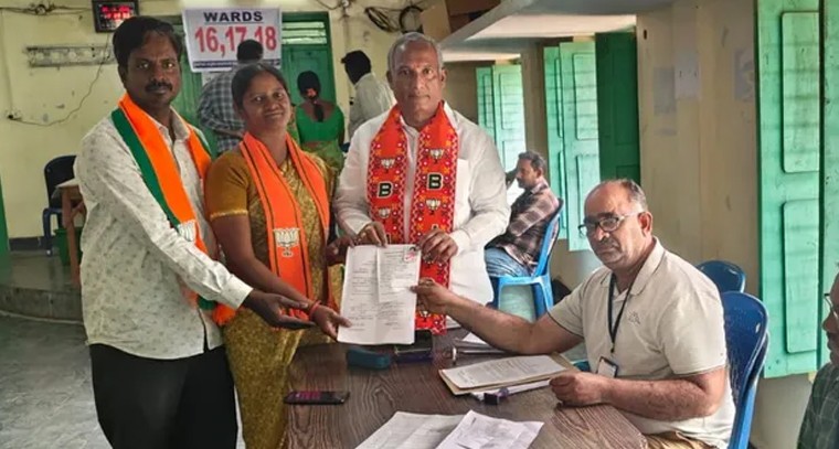 వైరా మున్సిపల్ పోరు: బిజెపి అభ్యర్థిగా చింతనిప్పు స్వర్ణలత నామినేషన్.. వార్డు అభివృద్ధియే లక్ష్యమని వెల్లడి!

