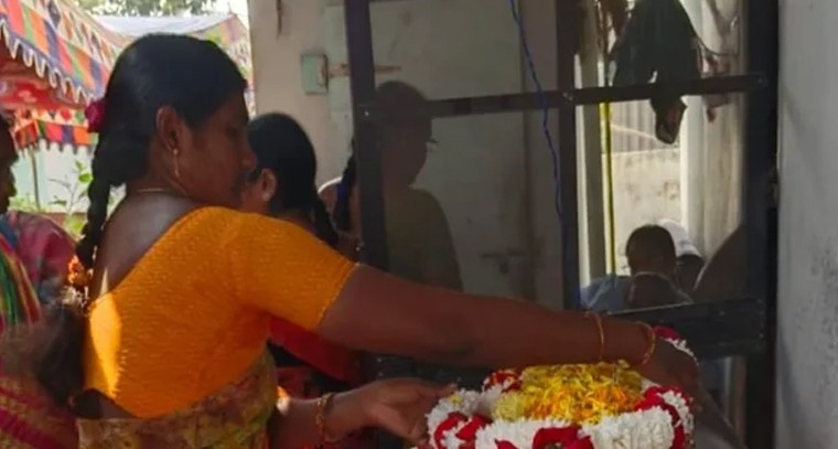 బిల్లుపాడులో విషాదం: పగిళ్ల జానకి మృతి.. నివాళులర్పించిన సర్పంచ్ మరియు కాంగ్రెస్ నేతలు

