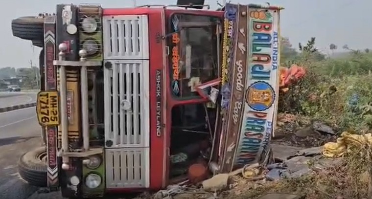 ఖమ్మం రూరల్‌లో అదుపుతప్పి బోల్తా పడిన ఉల్లిగడ్డల లారీ - డ్రైవర్‌కు గాయాలు

