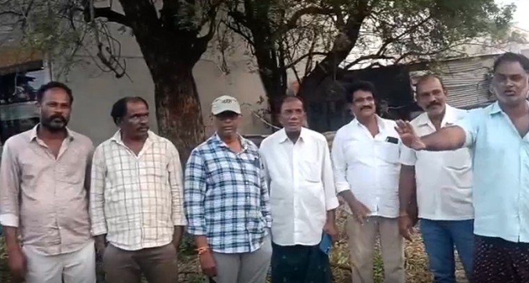 అంబేద్కర్ సెంటర్ దగ్గర వైన్ షాపు.. మధిర ప్రజల ఆందోళన

