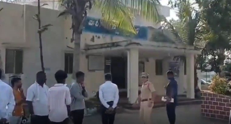 లంచం తీసుకుంటూ రంగంలోనే ఎస్సై అరెస్ట్.. టేక్మాల్ పోలీస్ స్టేషన్‌లో ఏసీబీ దాడి!

