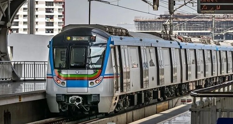 హైదరాబాద్ మెట్రోకు 8 ఏళ్లు.. నగర గుండెలో ఎప్పుడూ జీవించే రైలు!

