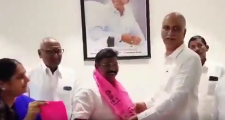 నర్సాపూర్‌లో కాంగ్రెస్‌కు భారీ షాక్.. హరీశ్ రావు సమక్షంలో బీఆర్ఎస్‌లోకి పొంగిపొర్లిన కాంగ్రెస్ నేతలు!

