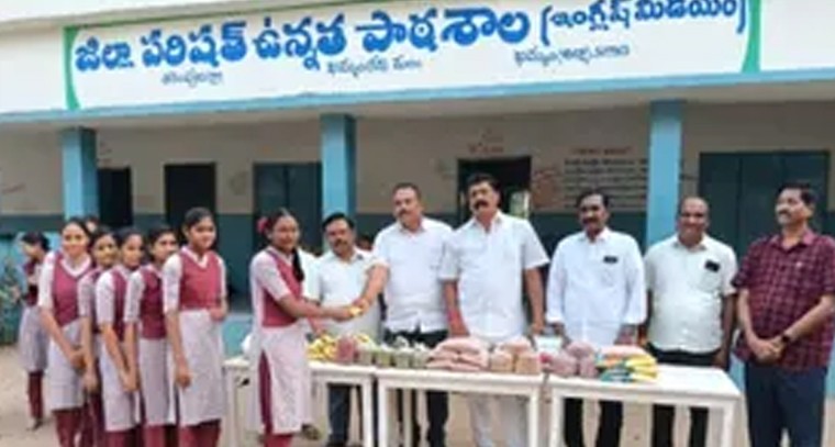 టెన్త్ విద్యార్థులకు అండగా ఆరెంపుల సర్పంచ్.. సొంత నిధులతో స్నాక్స్ పంపిణీ

