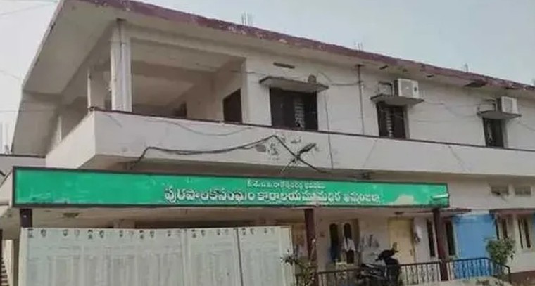 ఖమ్మం మున్సిపల్ పోరు.. నోటిఫికేషన్ రాకముందే మొదలైన సర్వేల సందడి!

