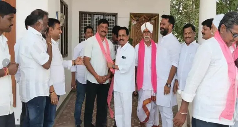 దేవరకొండలో బీఆర్‌ఎస్‌లోకి భారీ చేరికలు: గులాబీ గూటికి మాజీ మున్సిపల్ చైర్మన్ మంజ్య నాయక్

