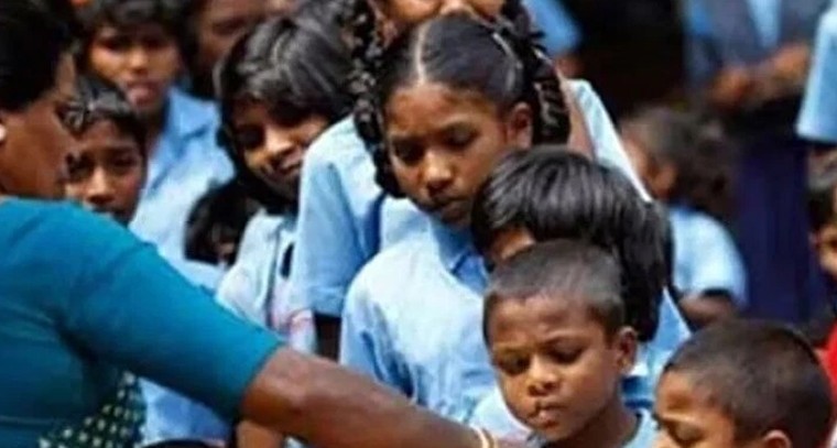 తెలంగాణ ప్రభుత్వ పాఠశాలల్లో వంట మనుషుల సంఖ్యపై కొత్త మార్గదర్శకాలు.. విద్యార్థుల సంఖ్యే ప్రామాణికం

