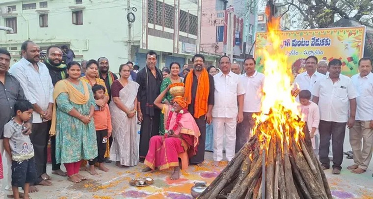 వైరాలో అంబరాన్నంటిన సంక్రాంతి సంబరాలు: భోగి మంటలతో వెలిగిపోయిన గాంధీ చౌక్

