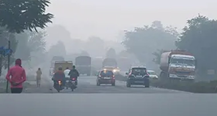 జహీరాబాద్‌ను కమ్మేసిన మంచు దుప్పటి.. 65వ జాతీయ రహదారిపై నిలిచిన వాహనాలు

