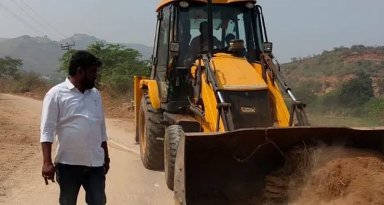 బుగ్గ తండాలో ‘ముళ్ల’ కష్టాలకు చెక్.. సర్పంచ్ చొరవతో 20 ఏళ్ల సమస్యకు మోక్షం!

