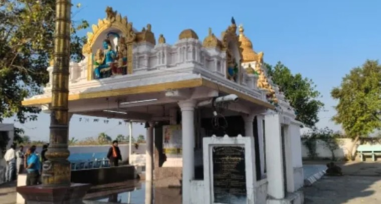 అక్కపెల్లి రాజరాజేశ్వర స్వామి ఆలయంలో భారీ చోరీ.. రెండున్నర కిలోల వెండి అపహరణ

